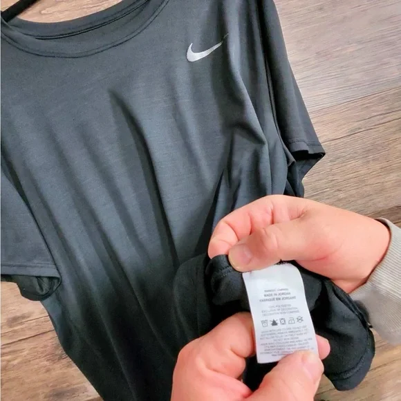 Nike Men's Black Short Sleeve Tee - Picture 5 of 9